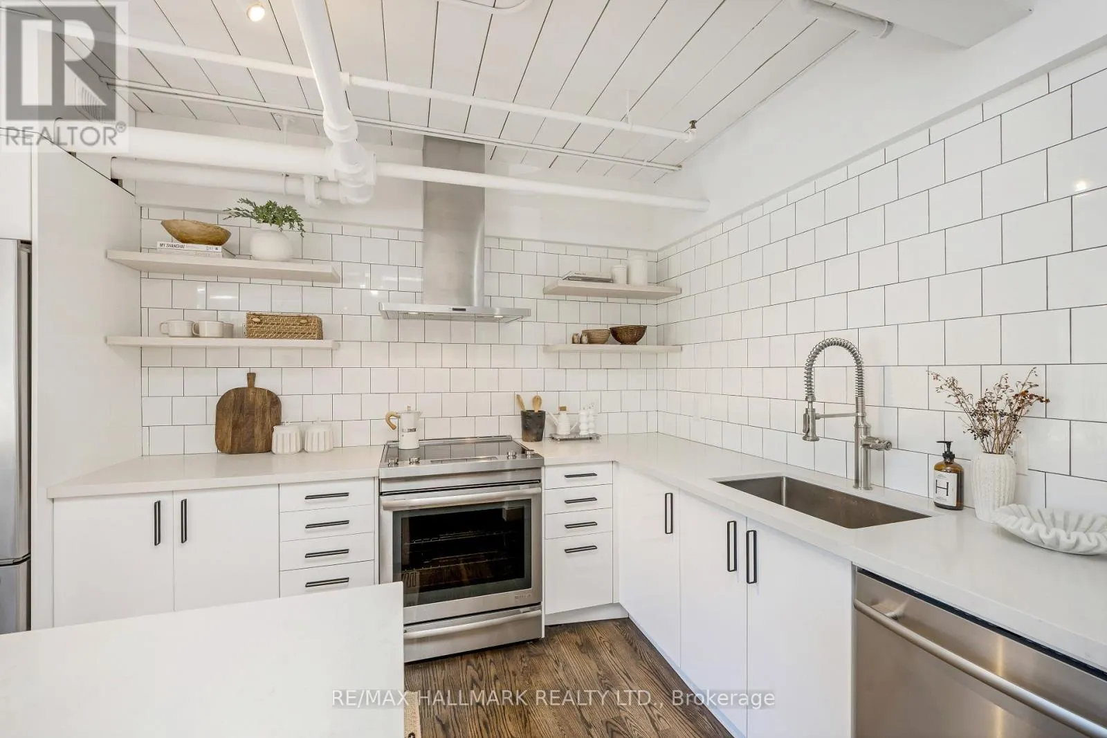 102 - 326 CARLAW AVENUE
