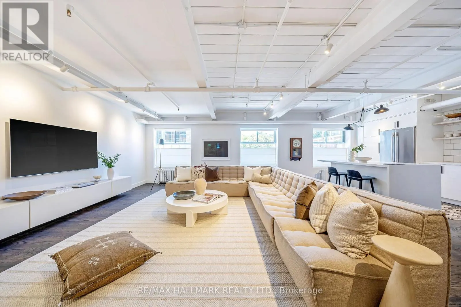 102 - 326 CARLAW AVENUE