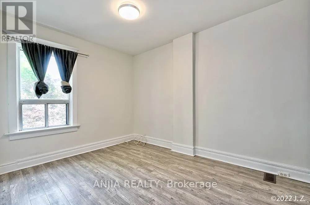 UPPER - 21 WROXETER AVENUE