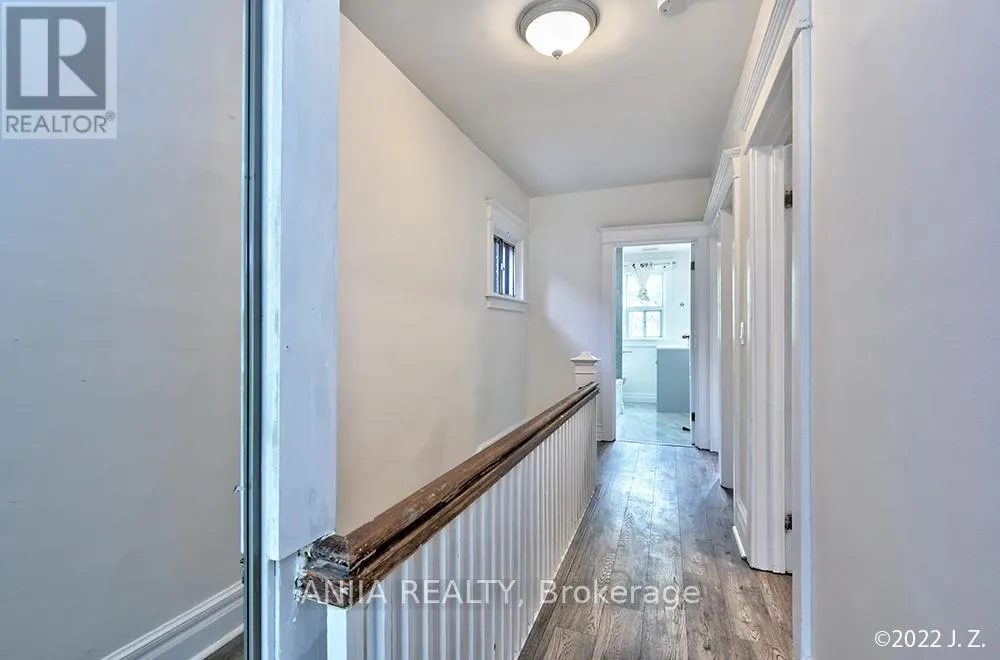 UPPER - 21 WROXETER AVENUE