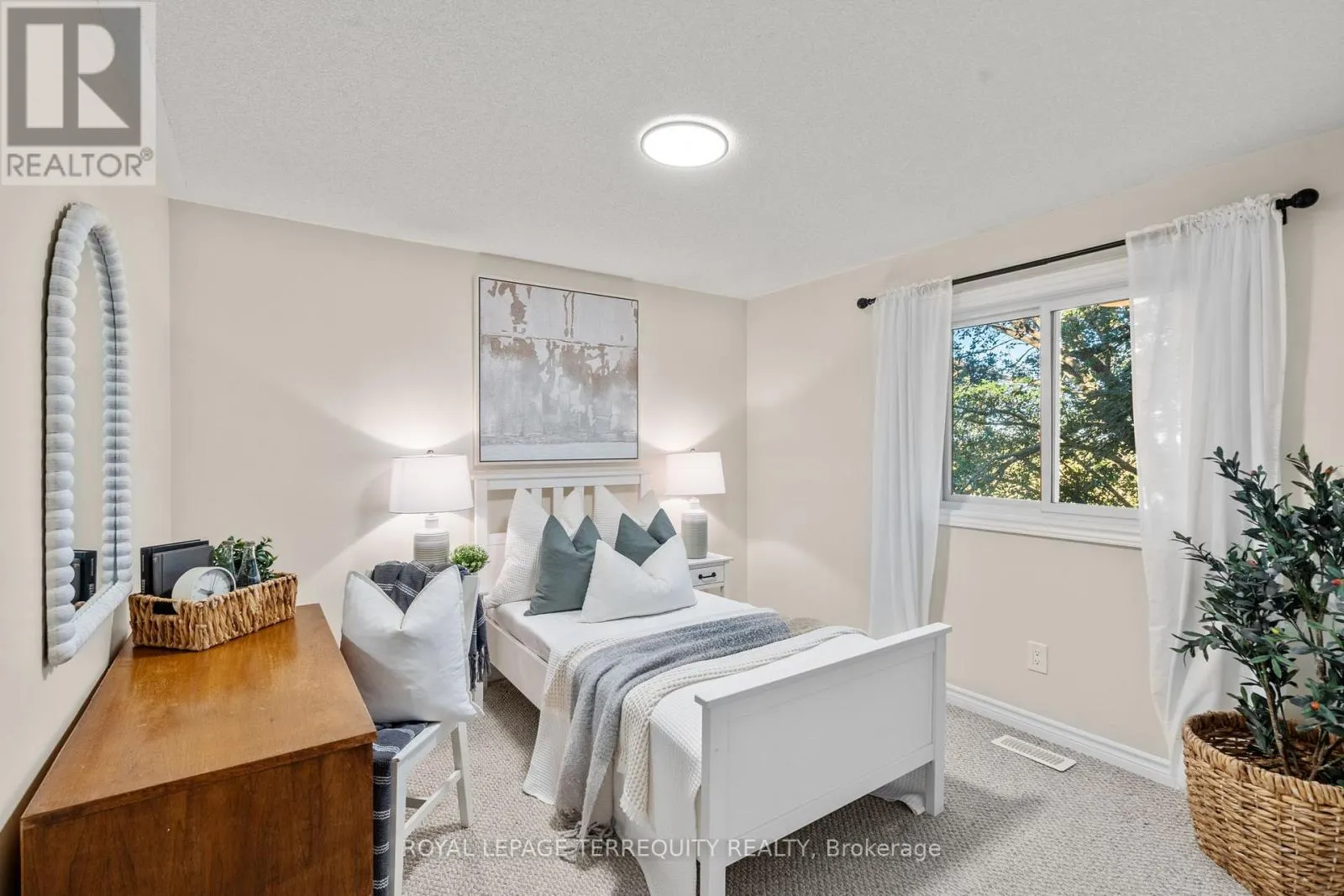 43 CHAMPINE SQUARE