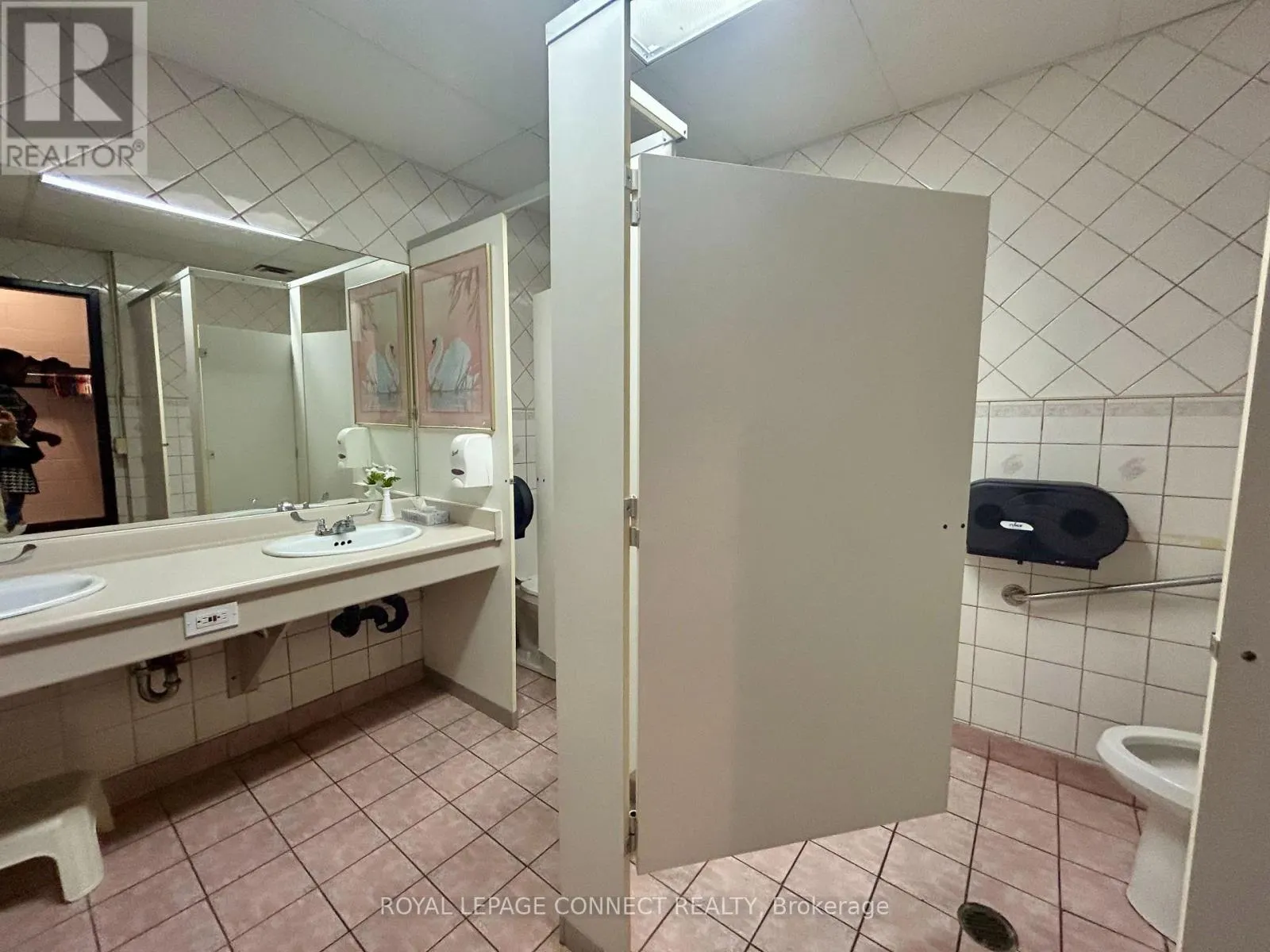 LOWER, OFF - 676 SIMCOE STREET N