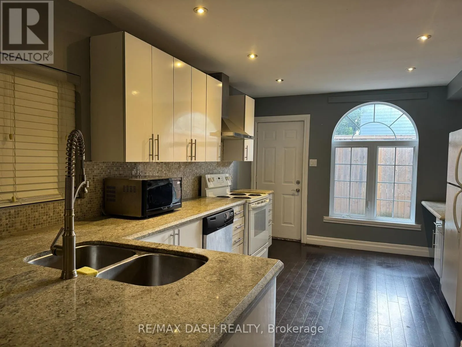 MAIN FL - 1531 QUEEN STREET E