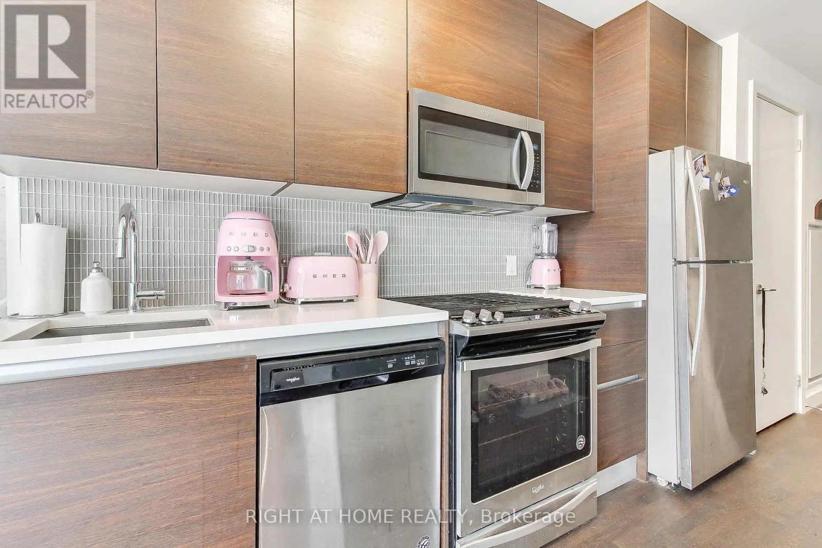 206 - 246 LOGAN AVENUE