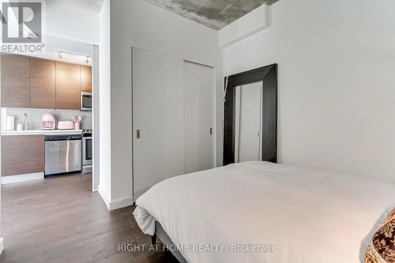 206 - 246 LOGAN AVENUE