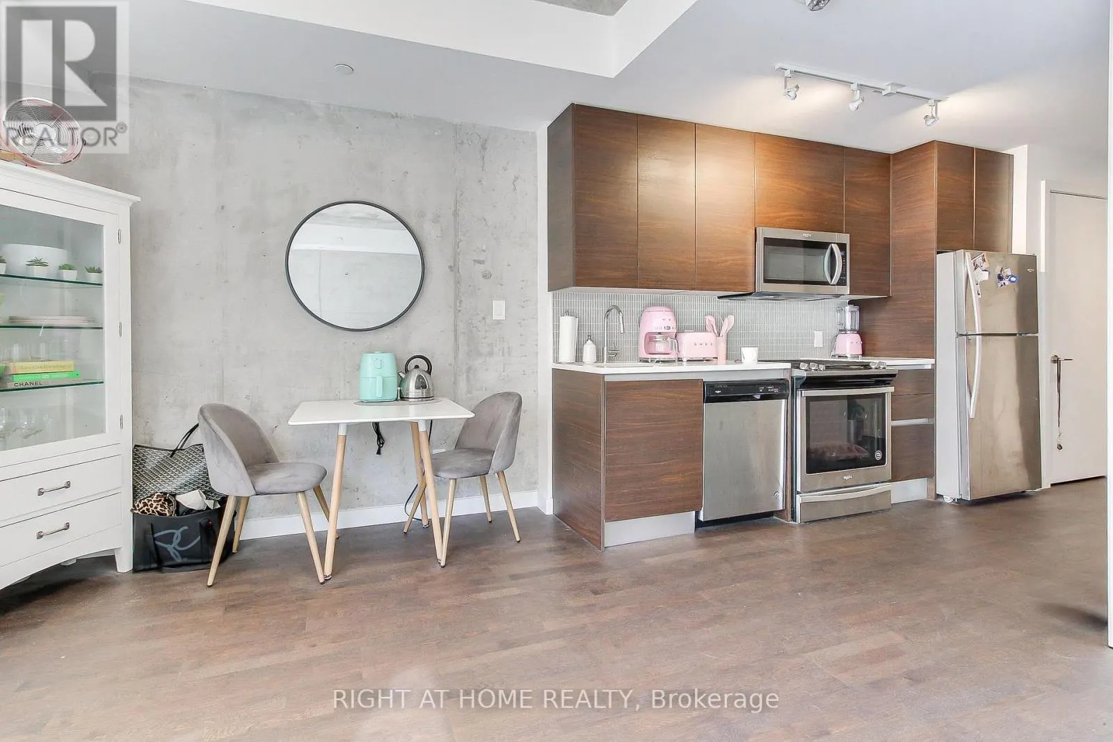 206 - 246 LOGAN AVENUE