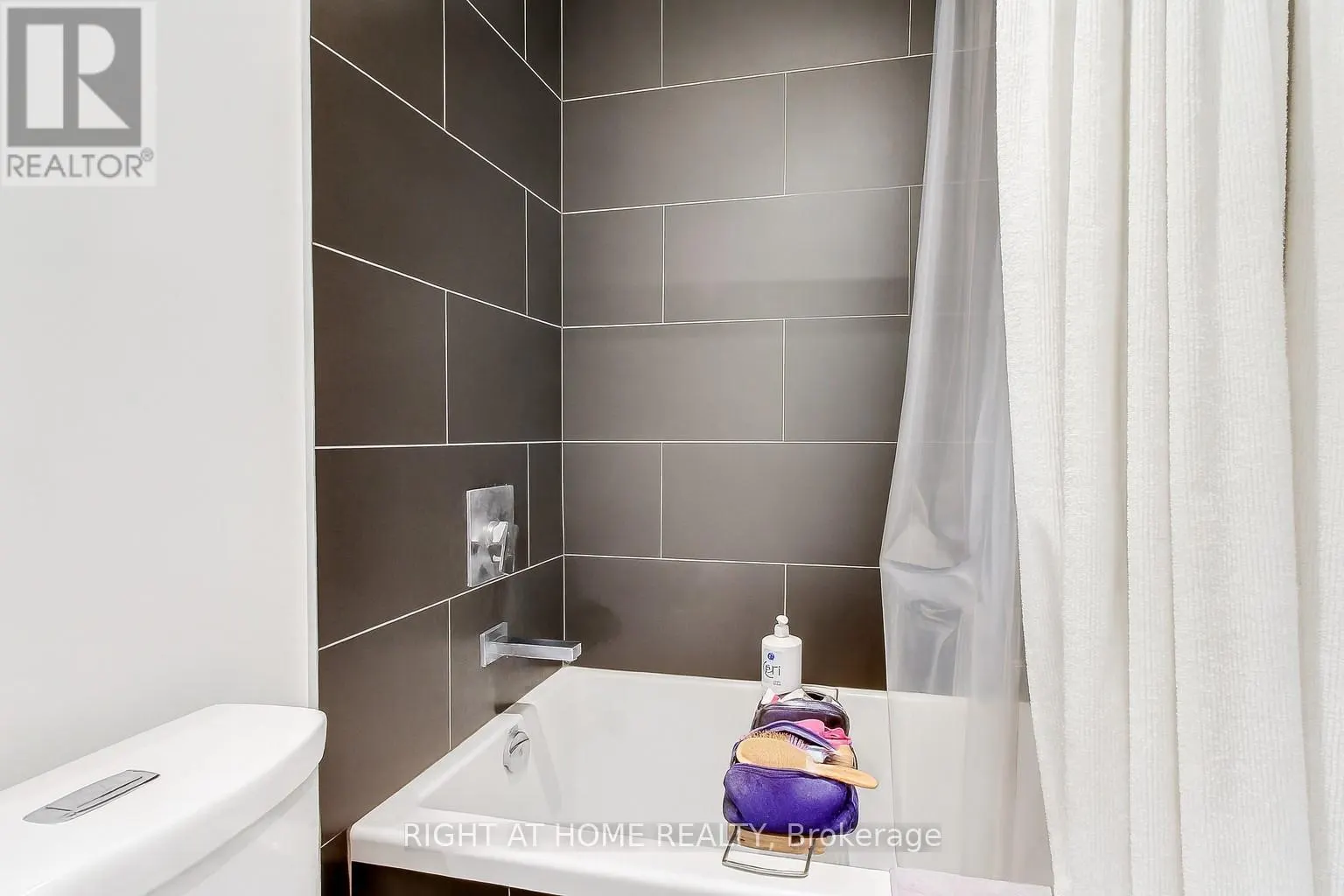 206 - 246 LOGAN AVENUE