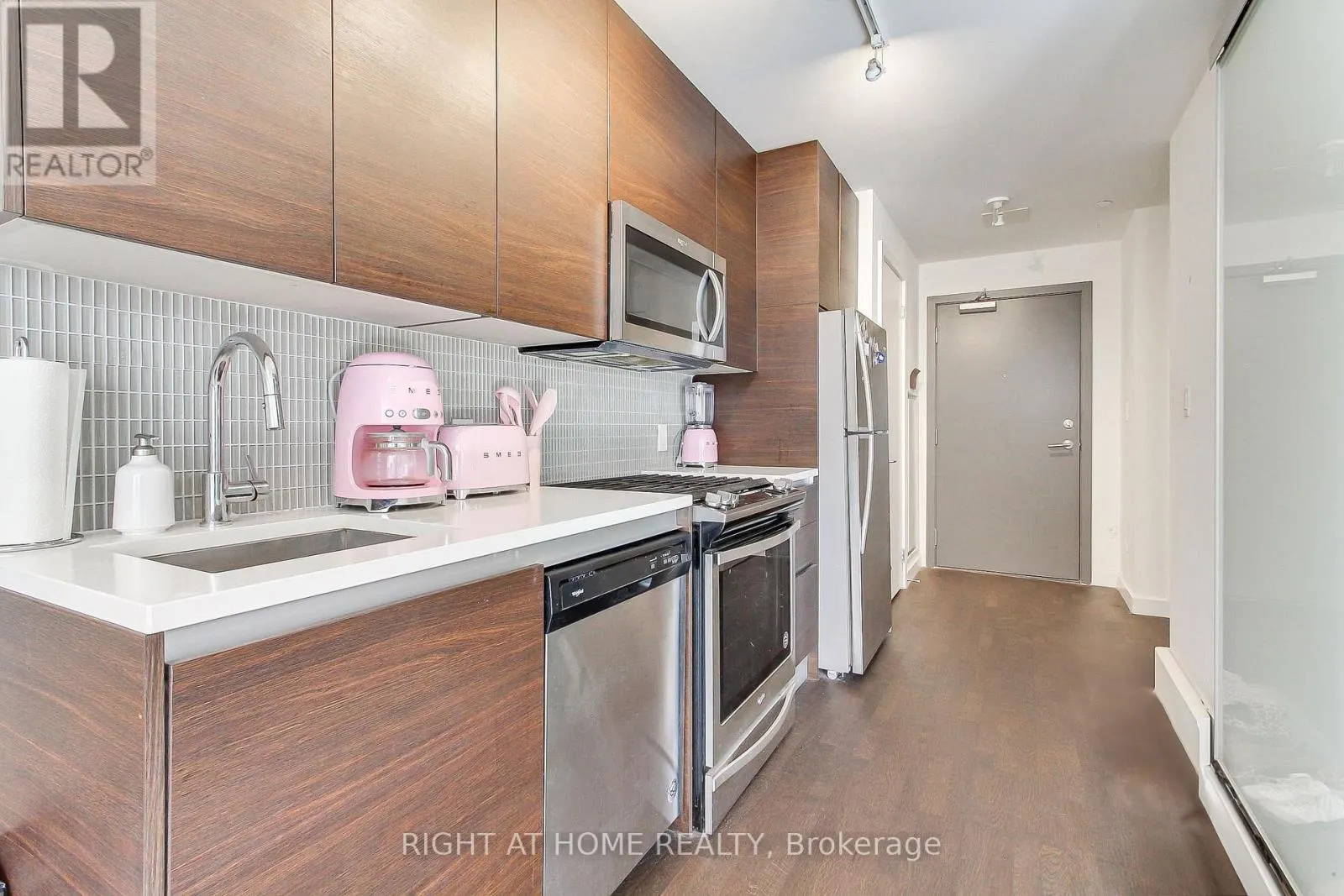 206 - 246 LOGAN AVENUE
