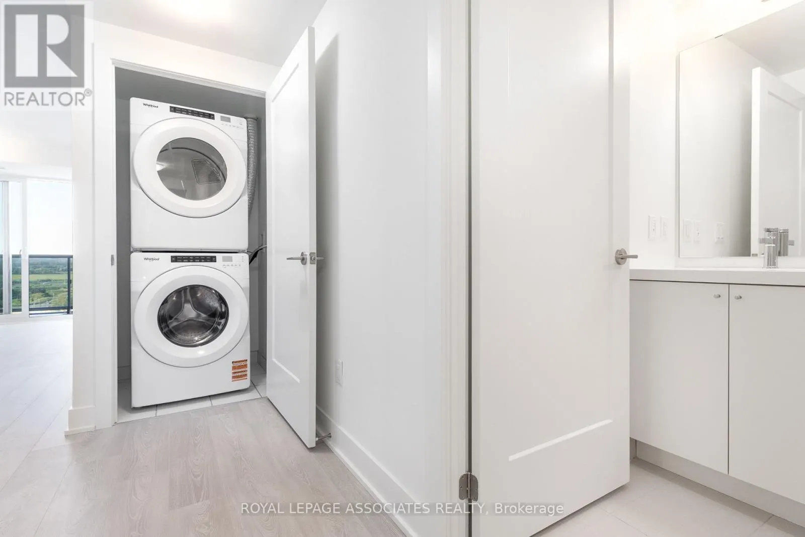1832 - 2545 SIMCOE STREET N