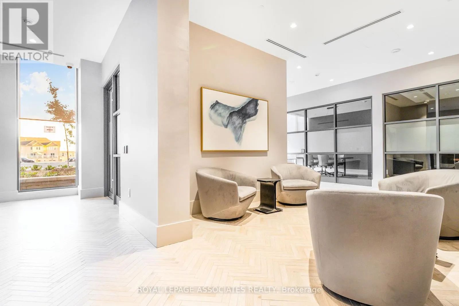 1832 - 2545 SIMCOE STREET N