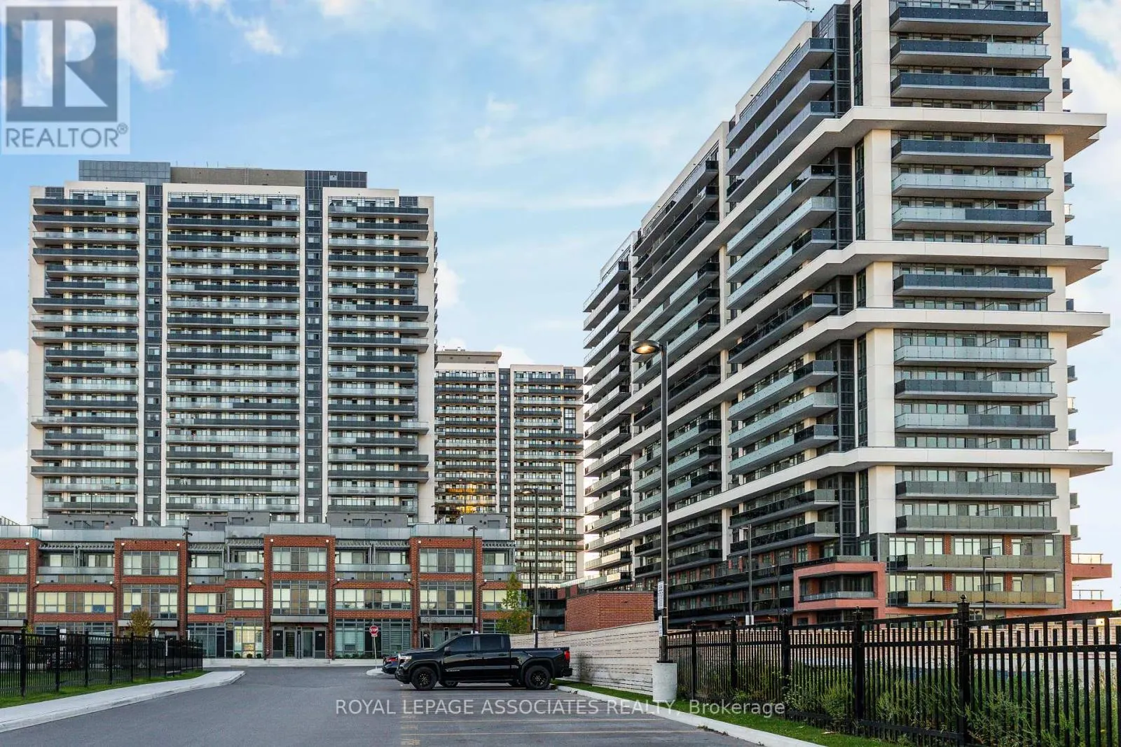 1832 - 2545 SIMCOE STREET N