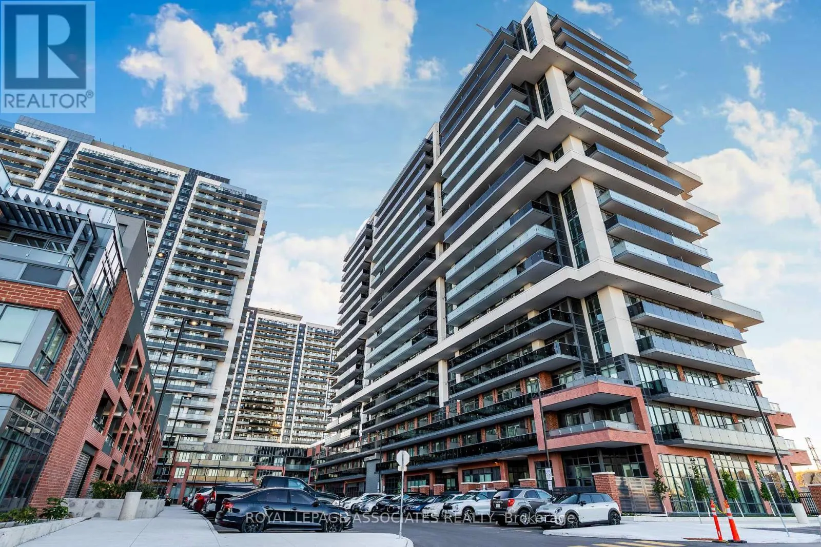 1832 - 2545 SIMCOE STREET N
