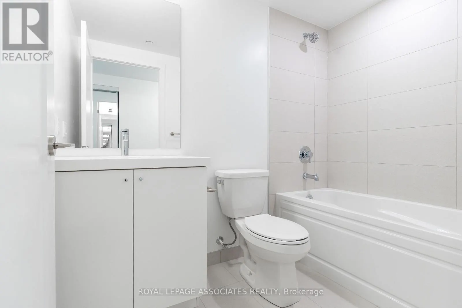 1832 - 2545 SIMCOE STREET N