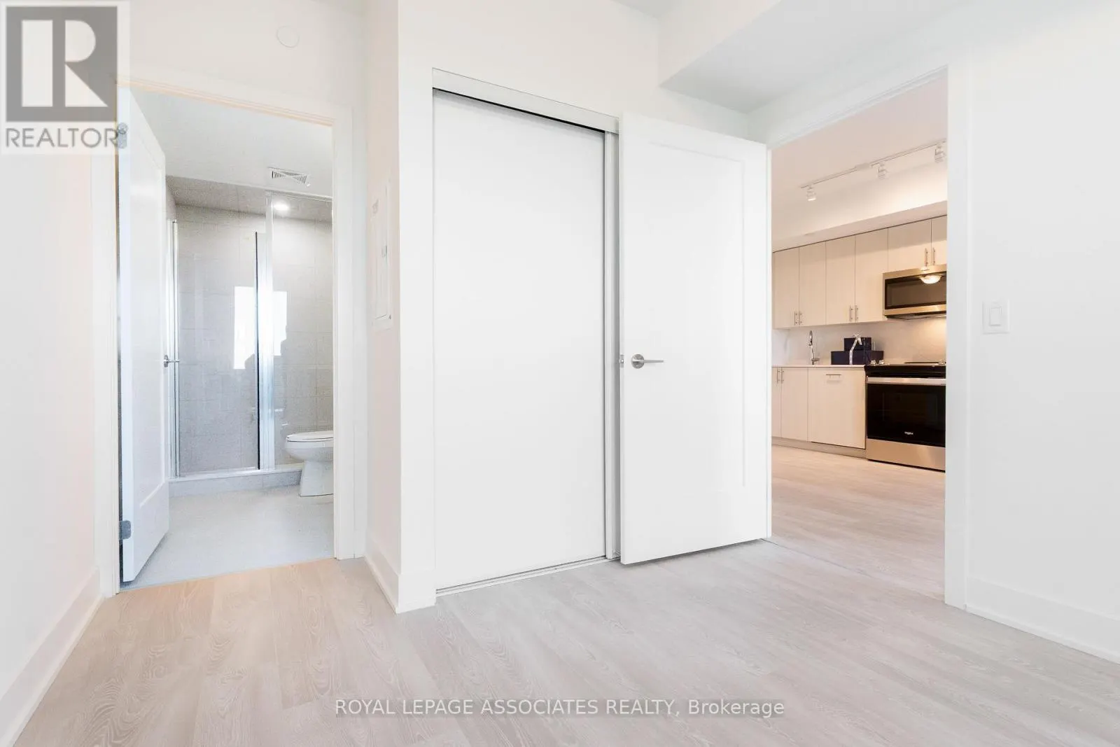1832 - 2545 SIMCOE STREET N
