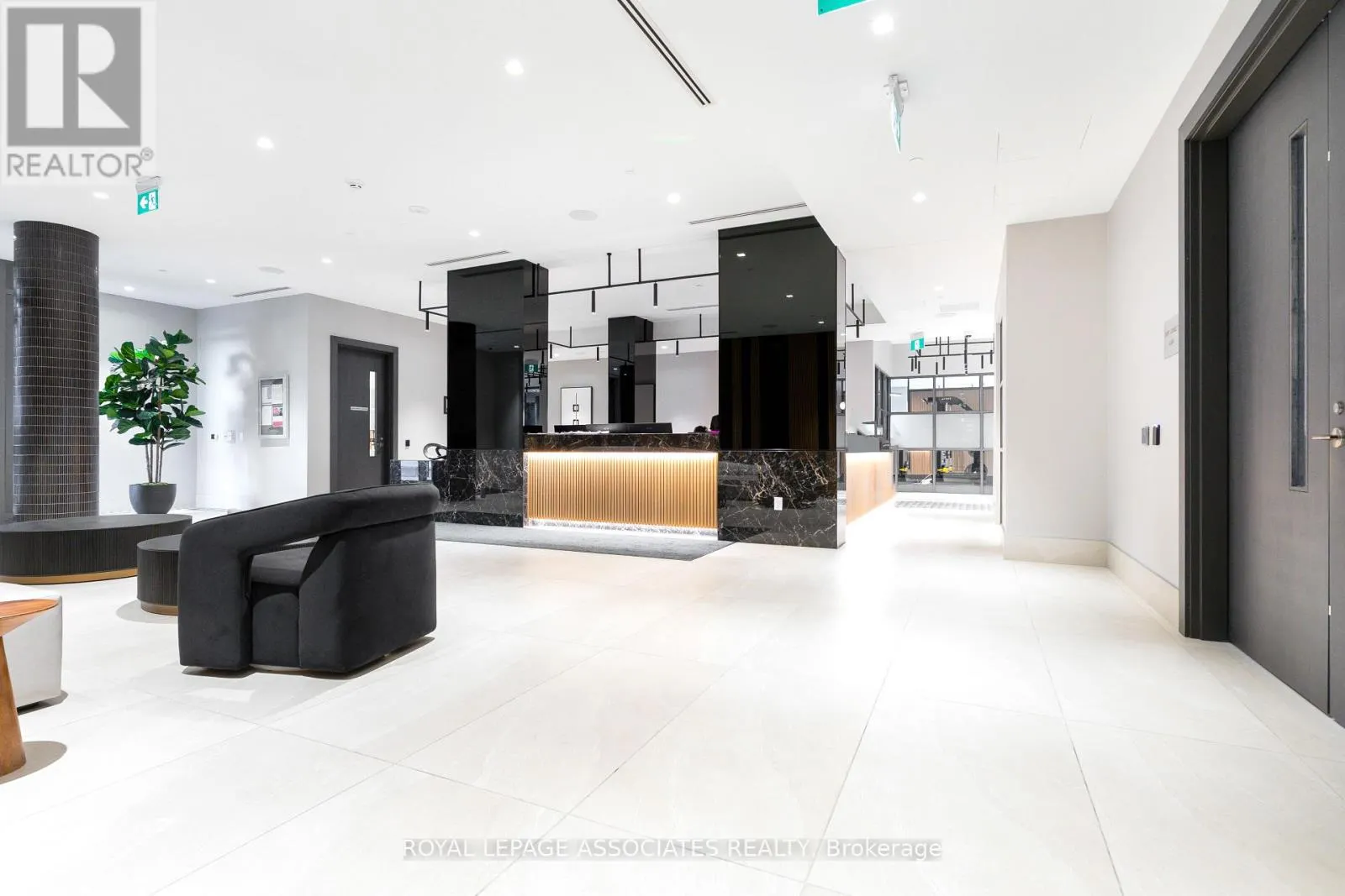 1832 - 2545 SIMCOE STREET N