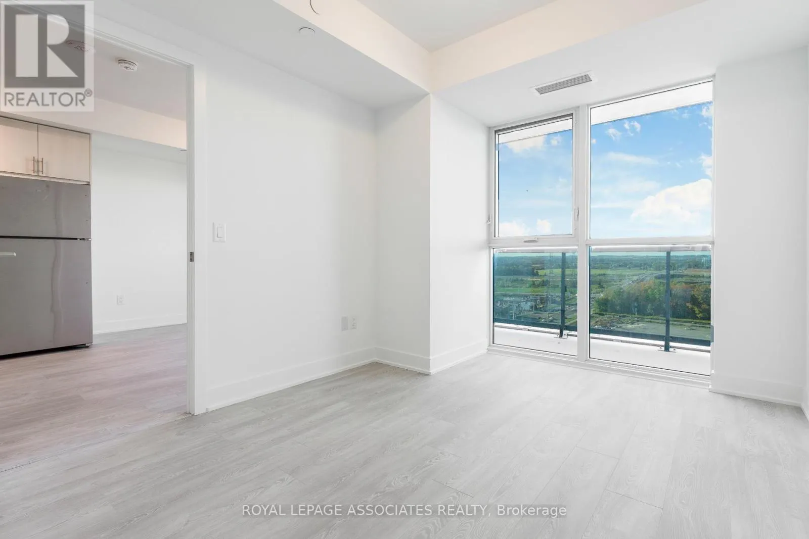 1832 - 2545 SIMCOE STREET N