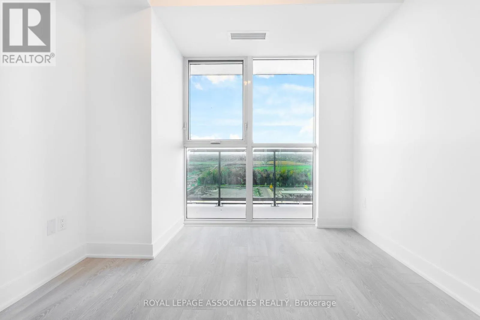 1832 - 2545 SIMCOE STREET N