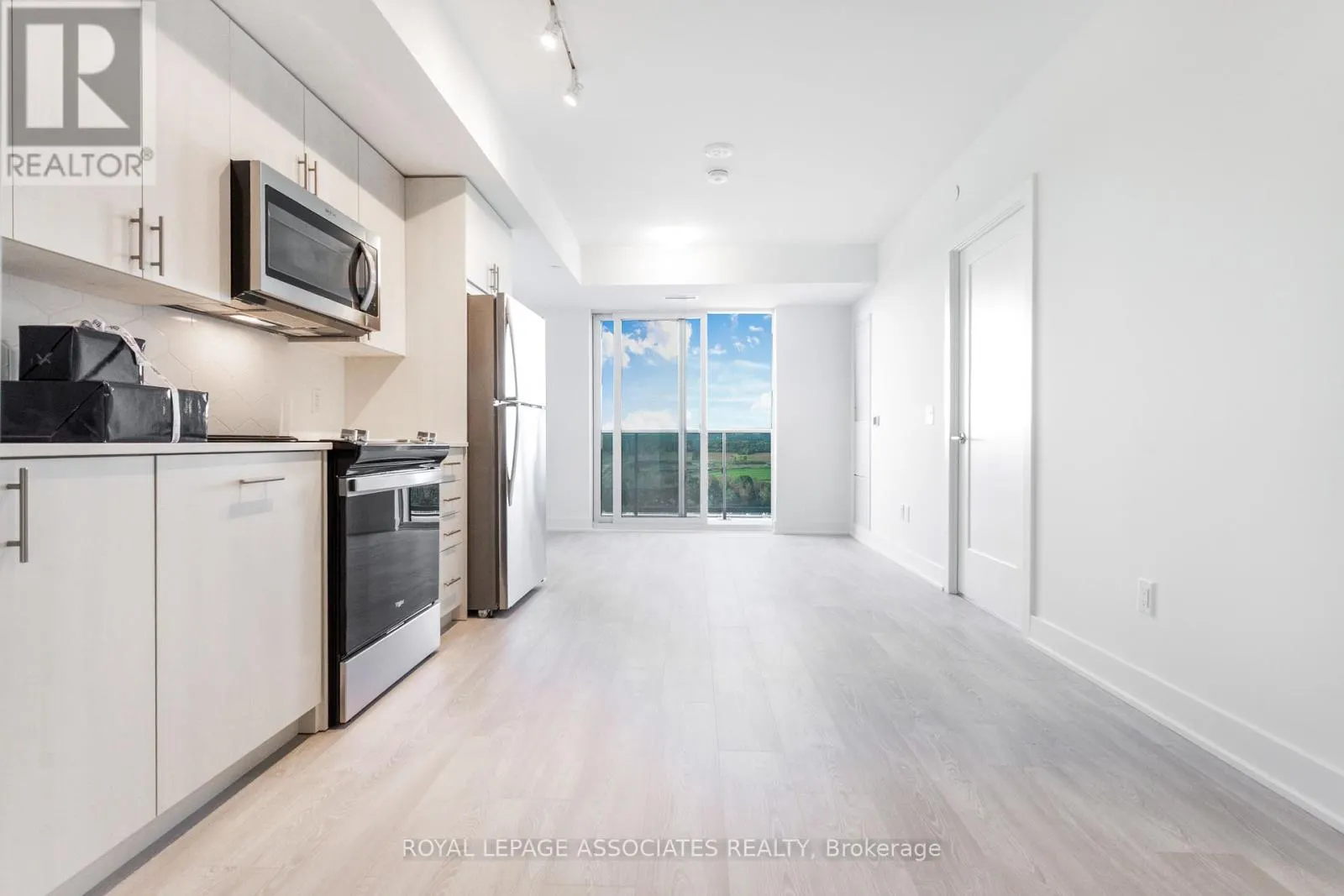 1832 - 2545 SIMCOE STREET N