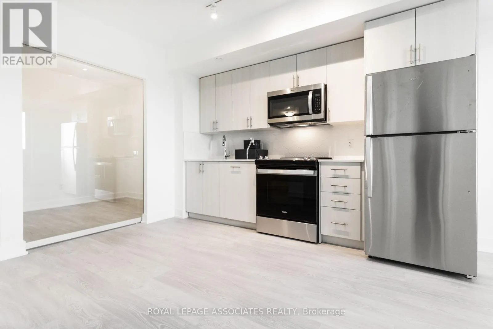 1832 - 2545 SIMCOE STREET N