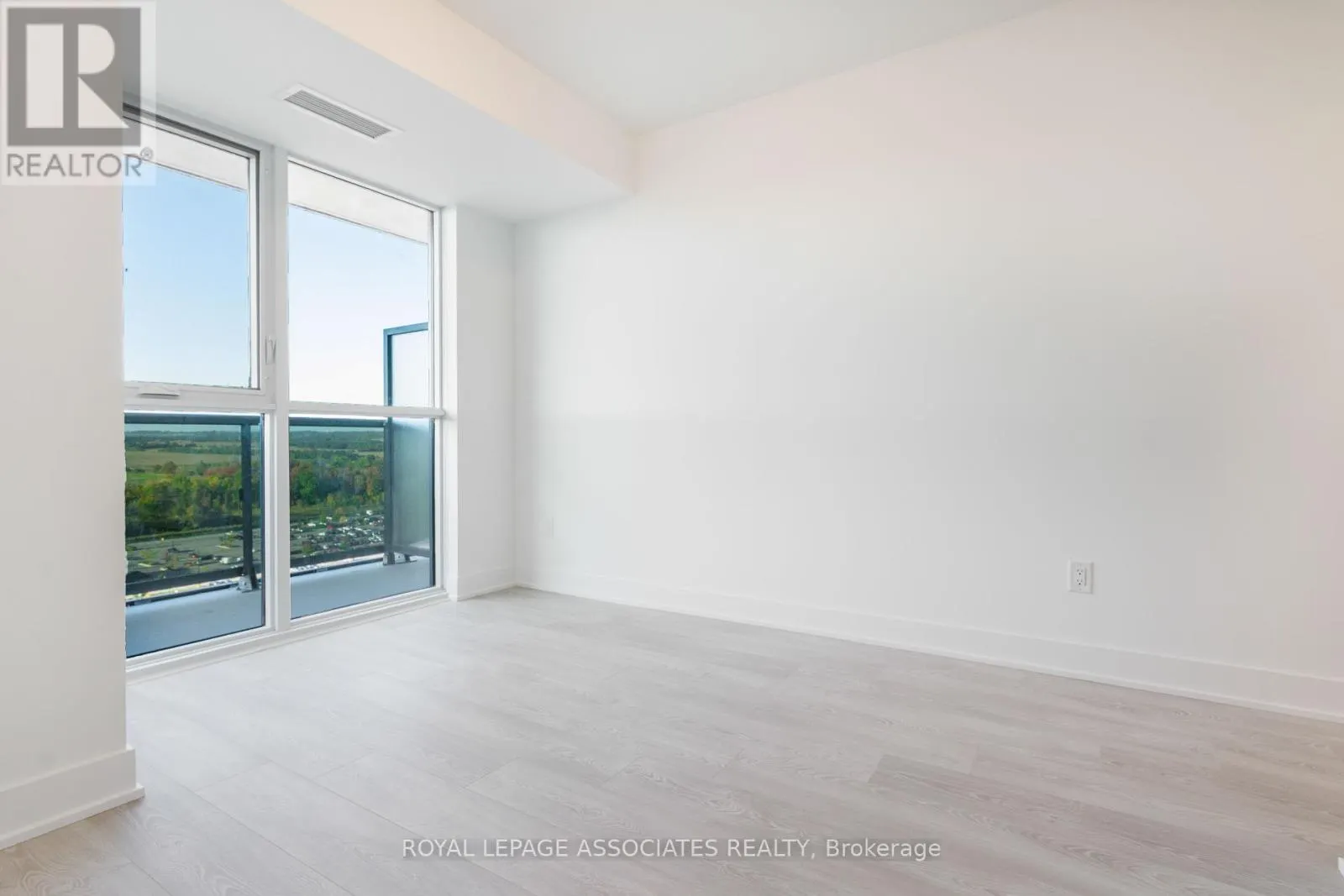 1832 - 2545 SIMCOE STREET N