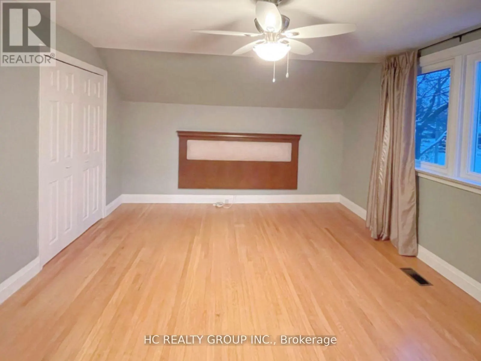 UPPER - 53 TREVERTON DRIVE
