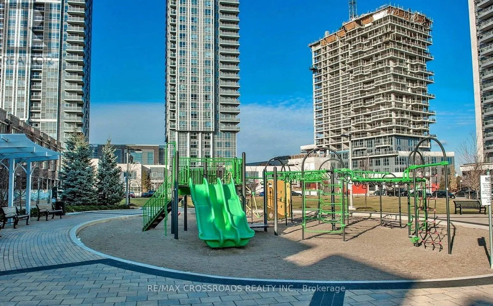 1722 - 275 VILLAGE GREEN SQUARE
