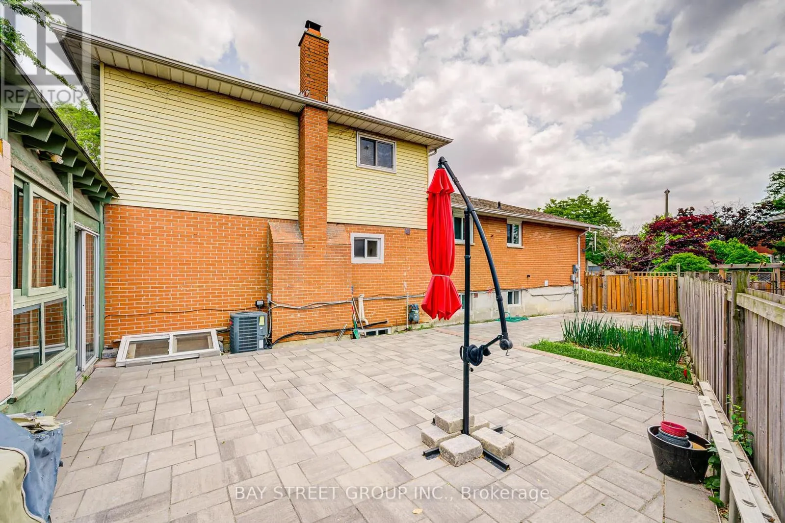 64 RAKEWOOD CRESCENT