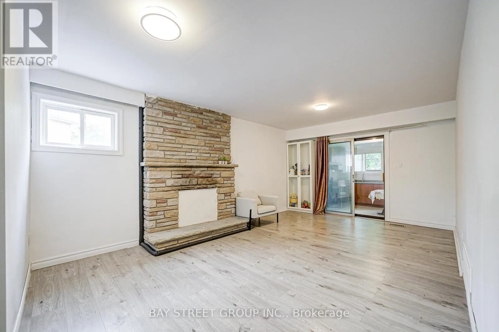 64 RAKEWOOD CRESCENT