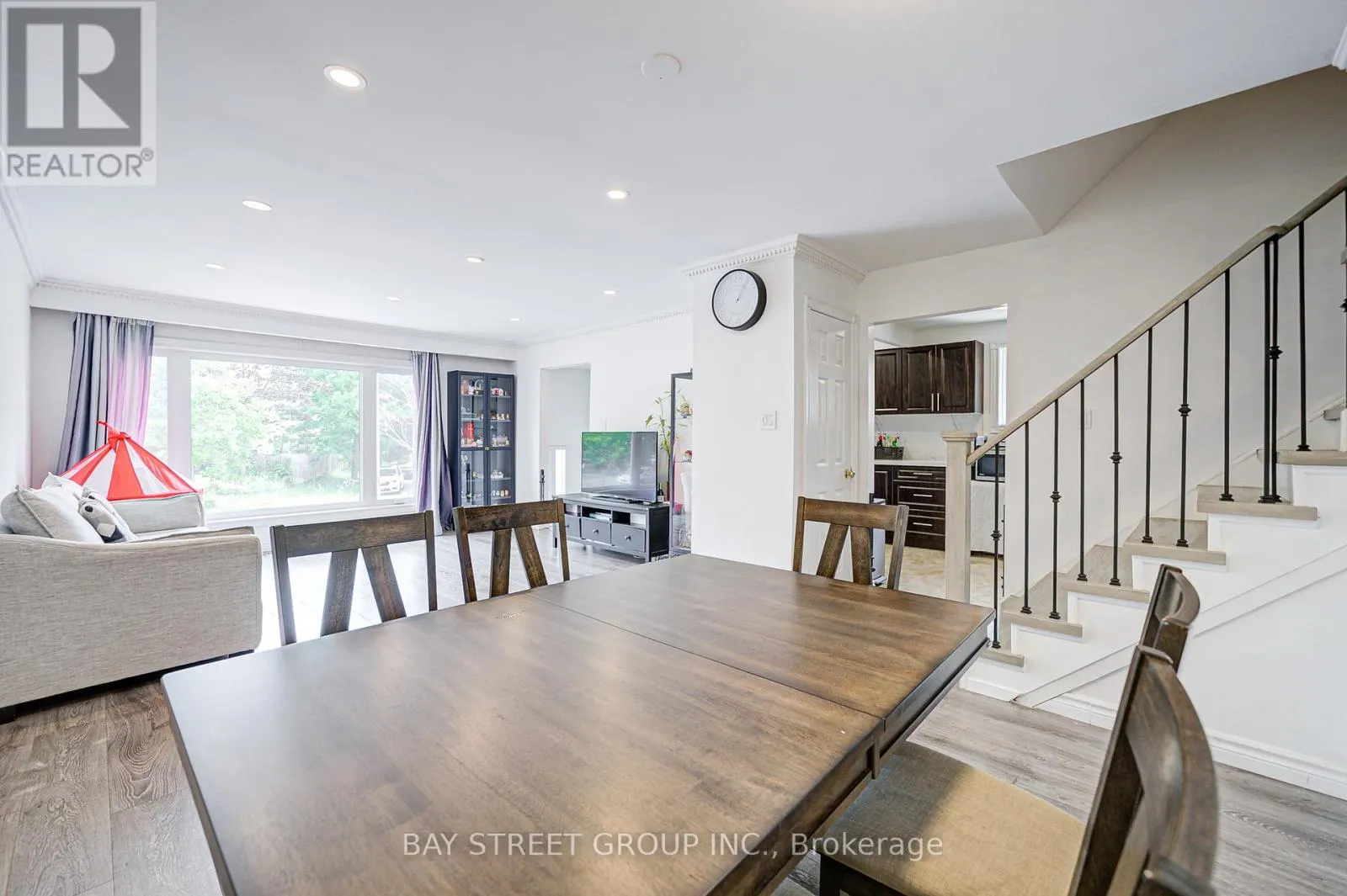 64 RAKEWOOD CRESCENT