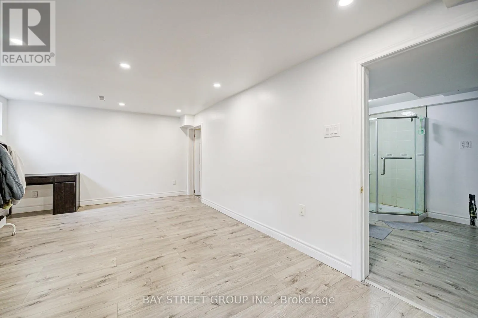 64 RAKEWOOD CRESCENT