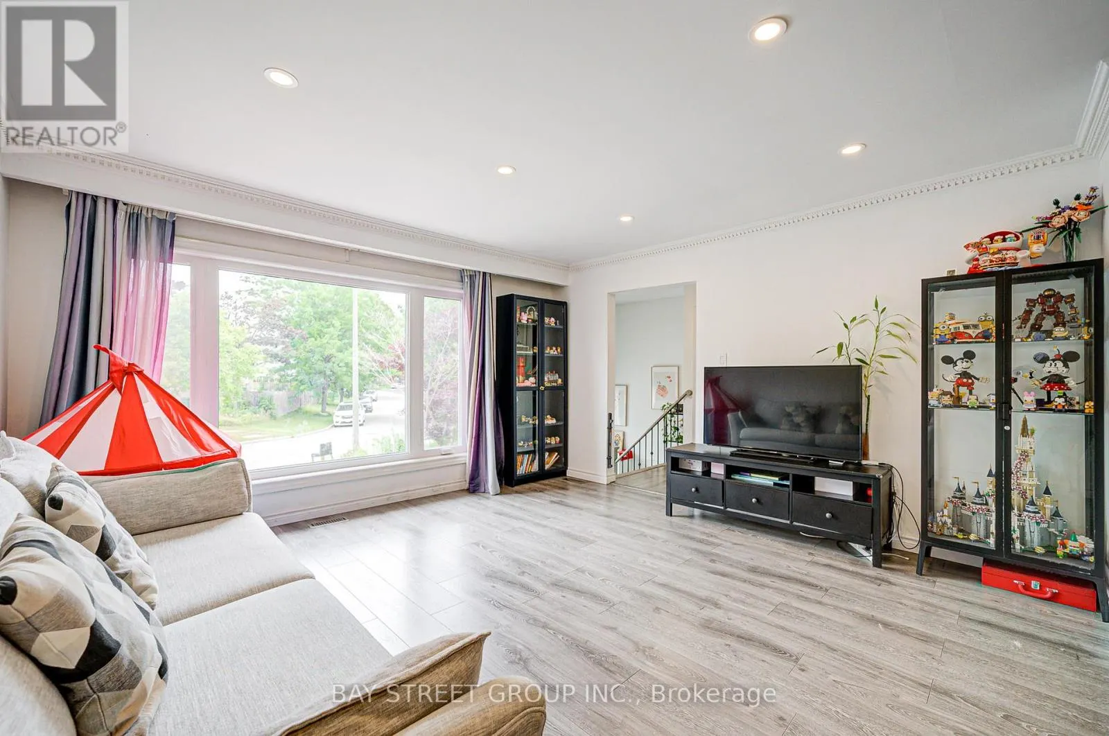 64 RAKEWOOD CRESCENT