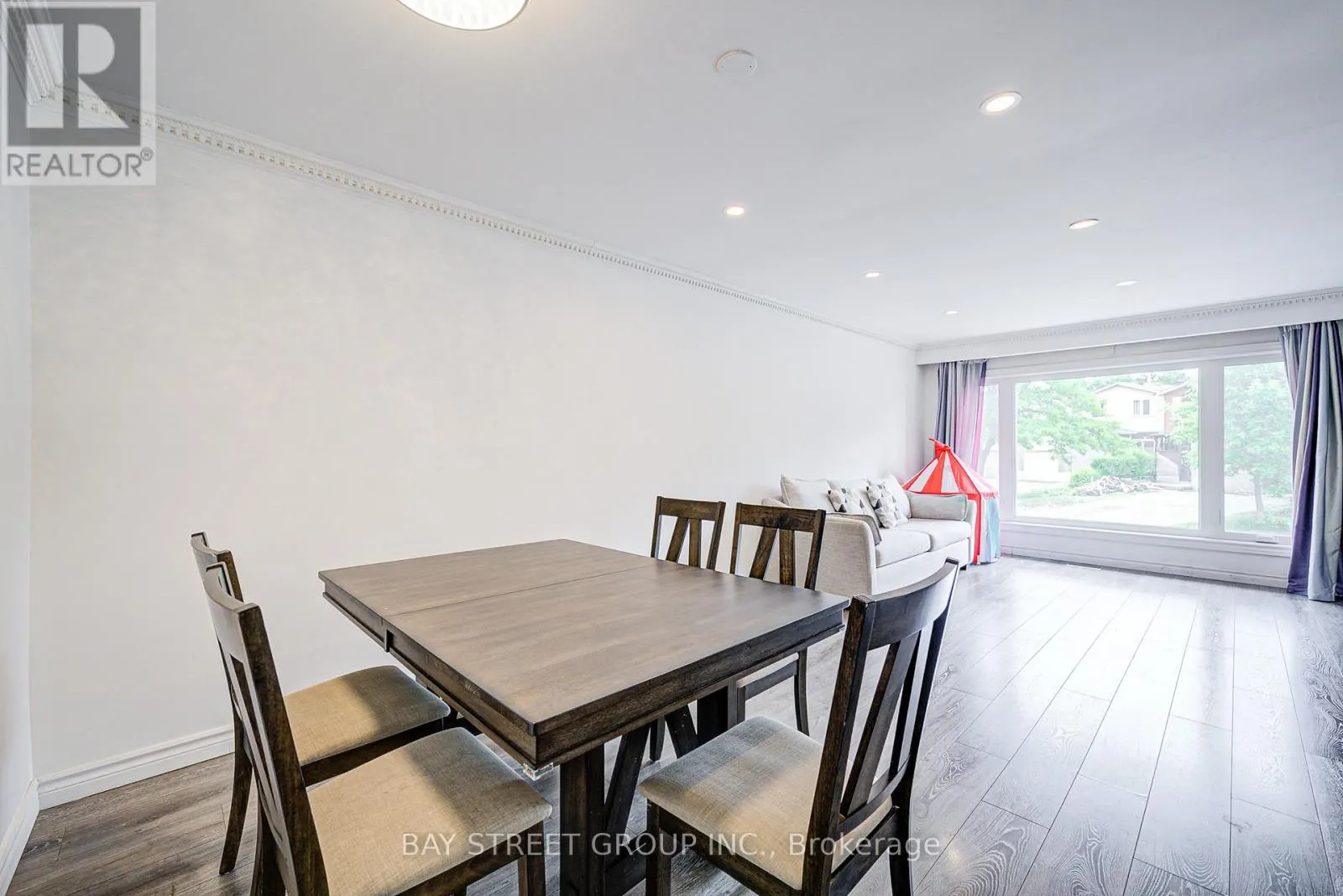 64 RAKEWOOD CRESCENT