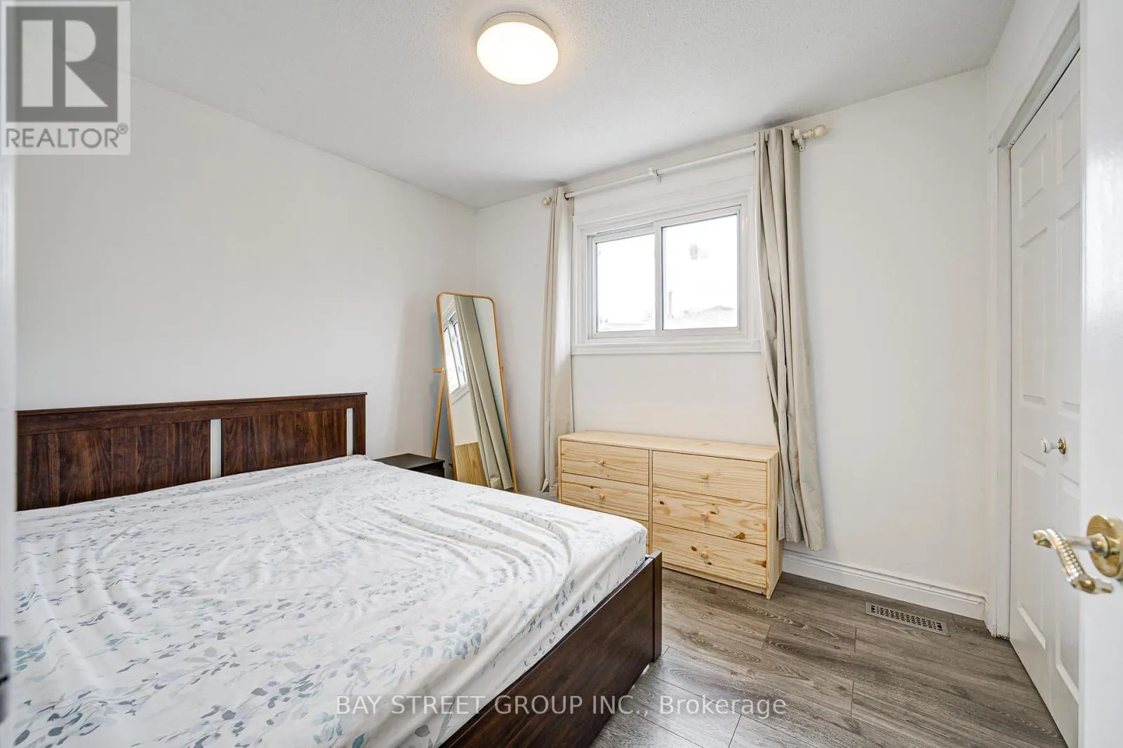 64 RAKEWOOD CRESCENT
