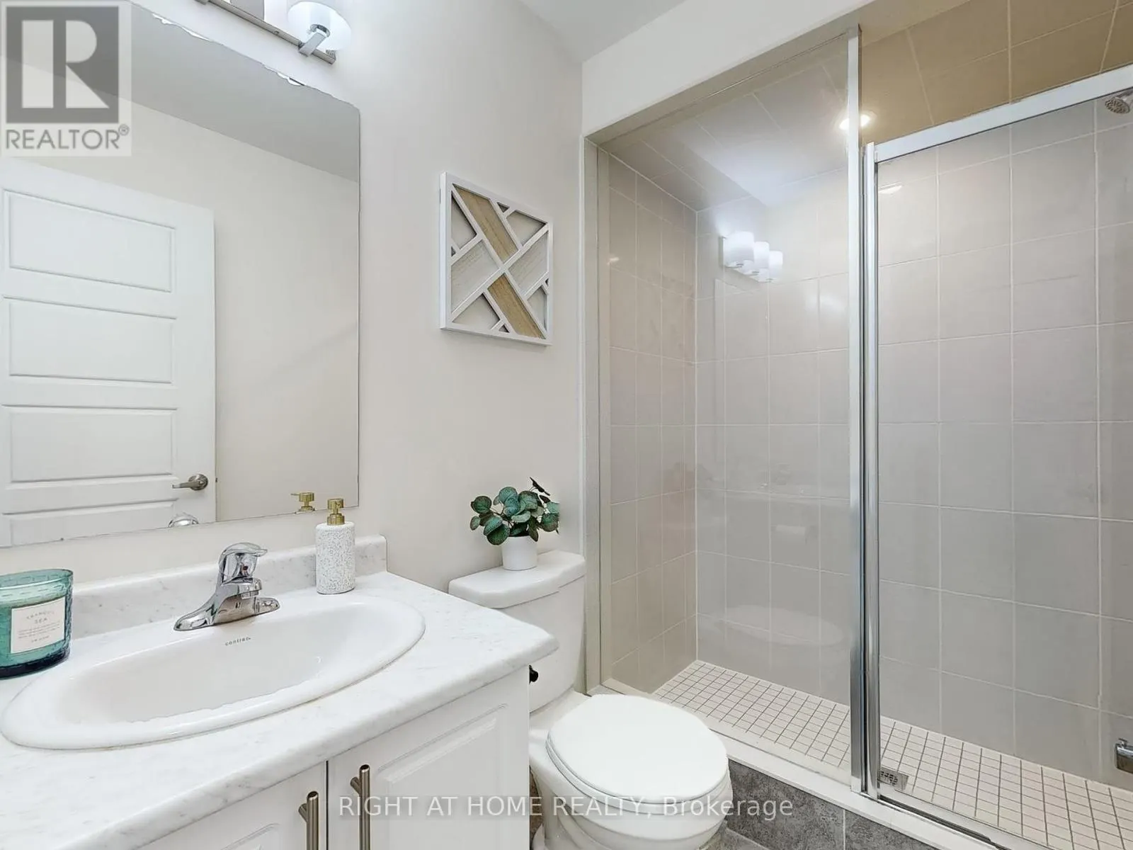 204 - 250 FINCH AVENUE