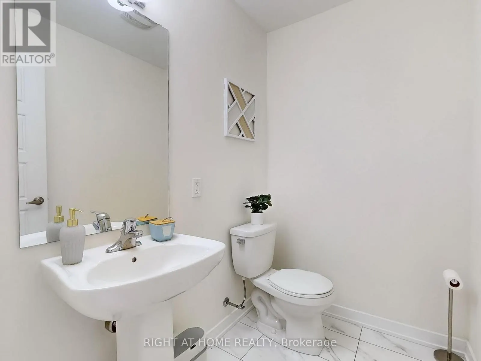 204 - 250 FINCH AVENUE