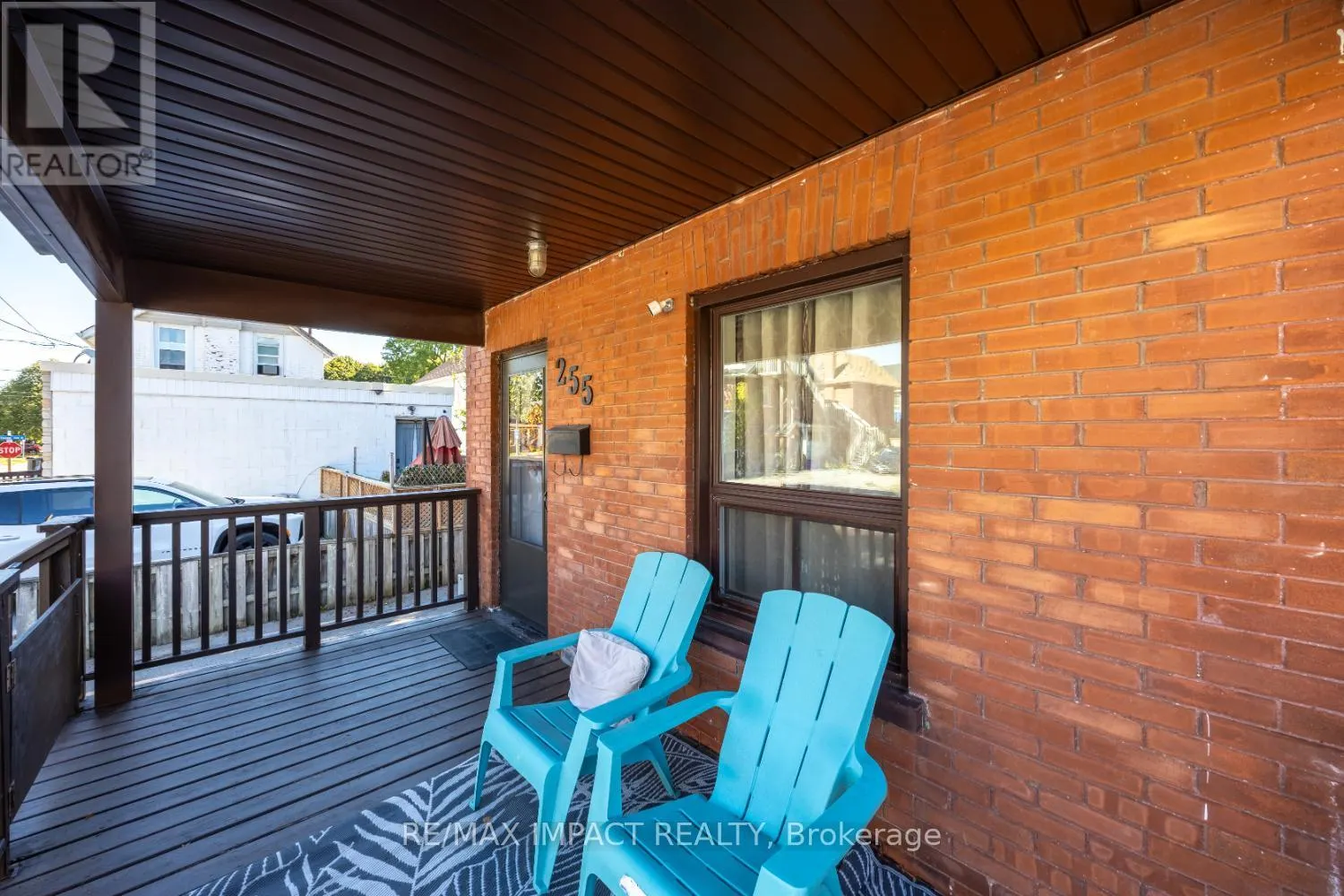255 ARTHUR STREET E