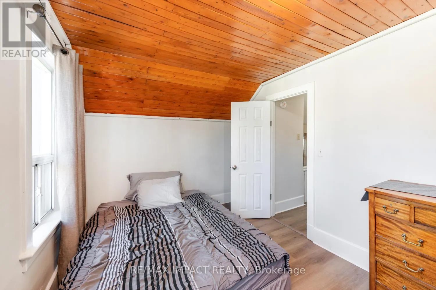 255 ARTHUR STREET E