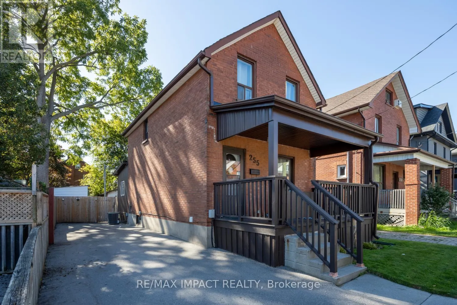 255 ARTHUR STREET E