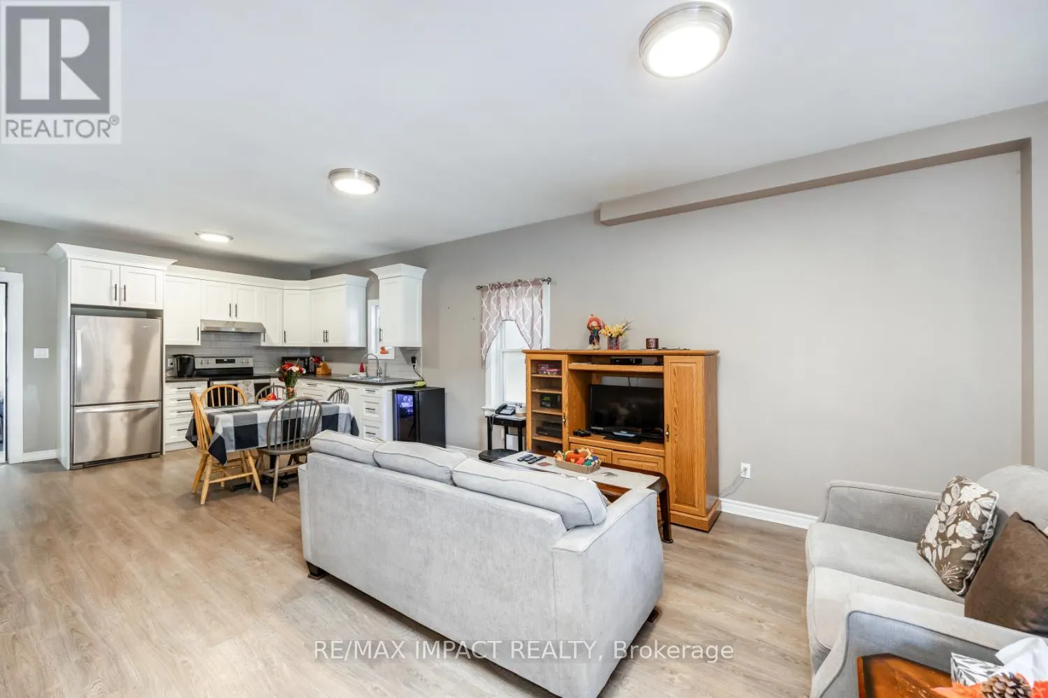 255 ARTHUR STREET E