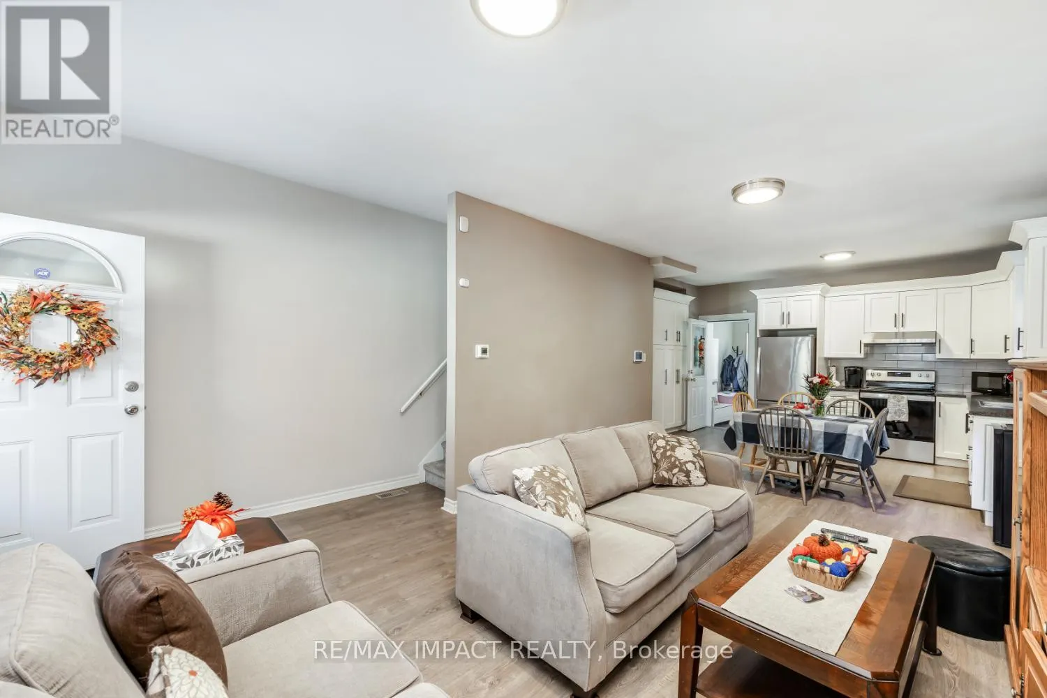 255 ARTHUR STREET E