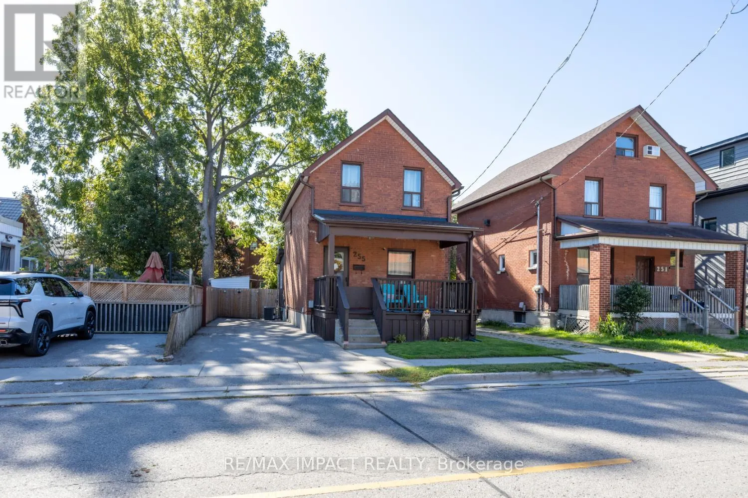 255 ARTHUR STREET E