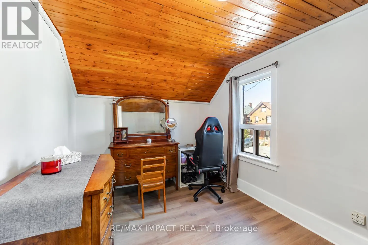 255 ARTHUR STREET E