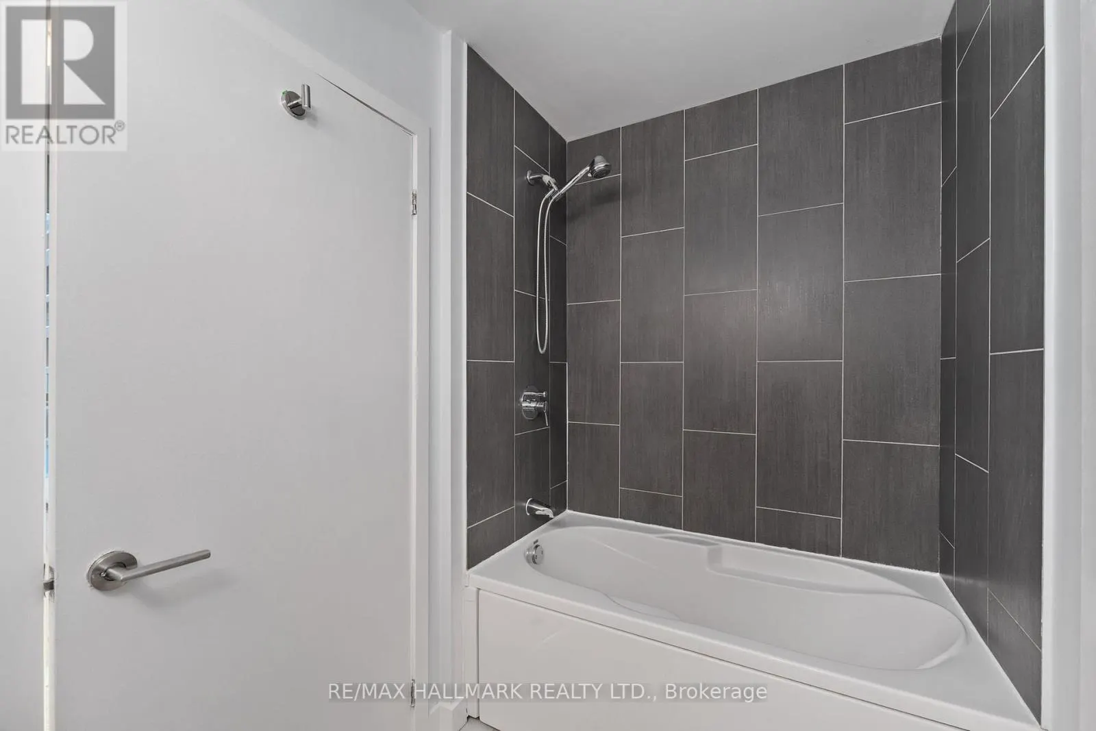 503 - 625 QUEEN STREET E