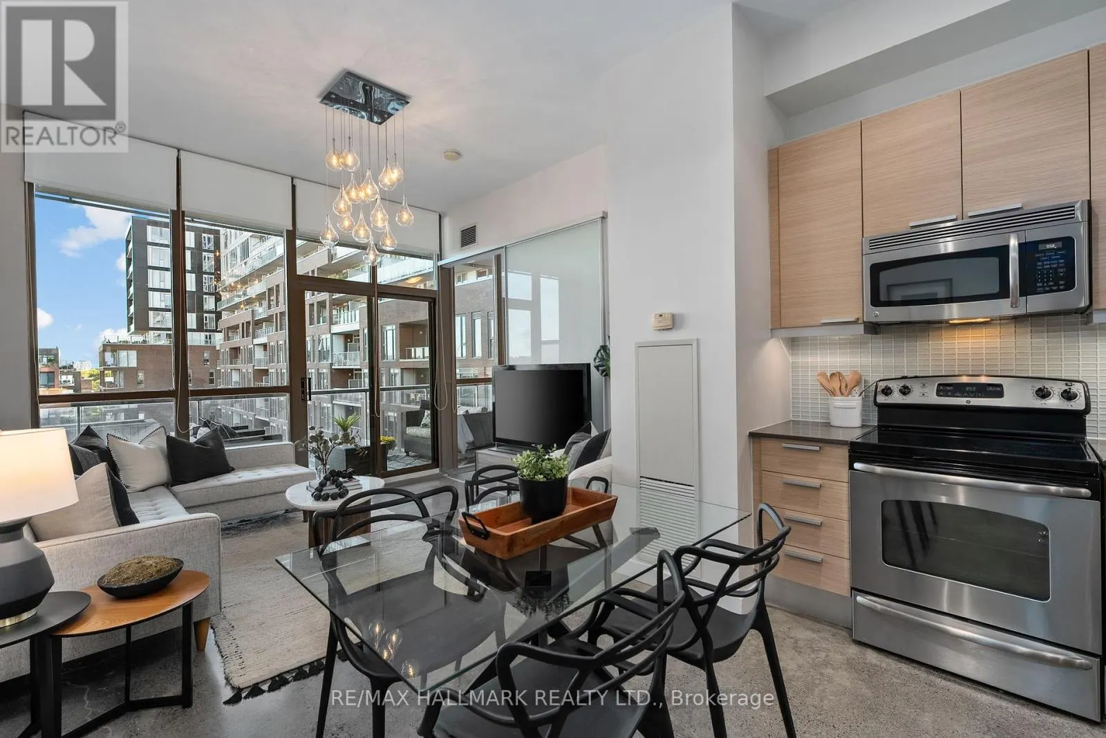 503 - 625 QUEEN STREET E