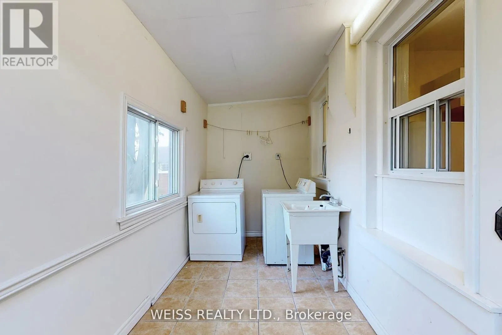 UPPER - 2468 DANFORTH AVENUE