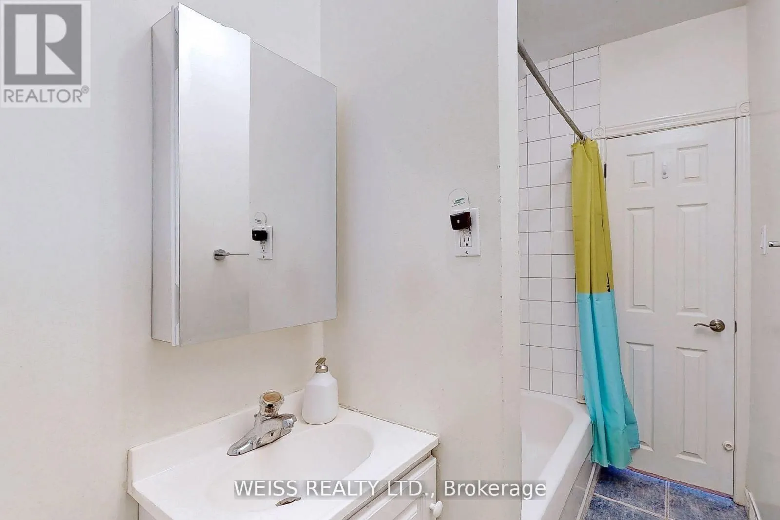 UPPER - 2468 DANFORTH AVENUE
