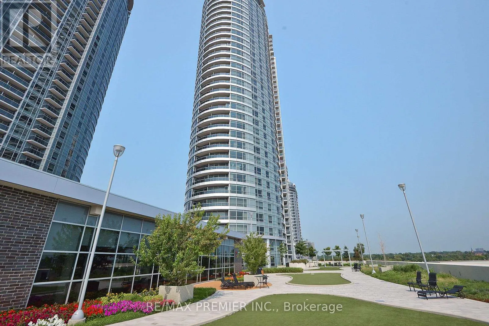318 - 135 VILLAGE GREEN SQUARE
