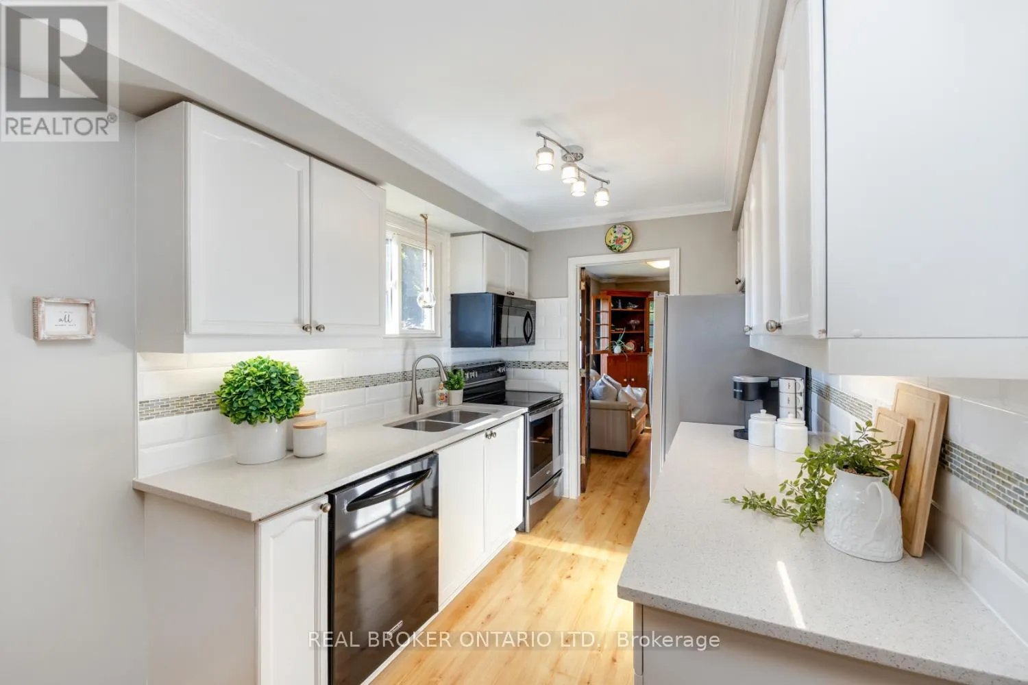 6 ANDREW COURT