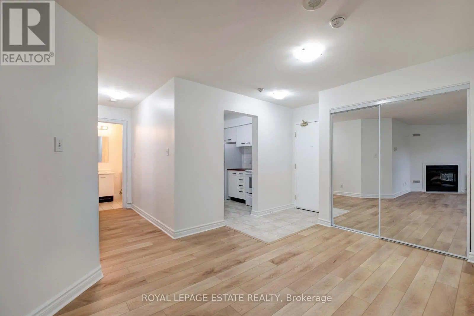414 - 195 LAKE DRIVEWAY W