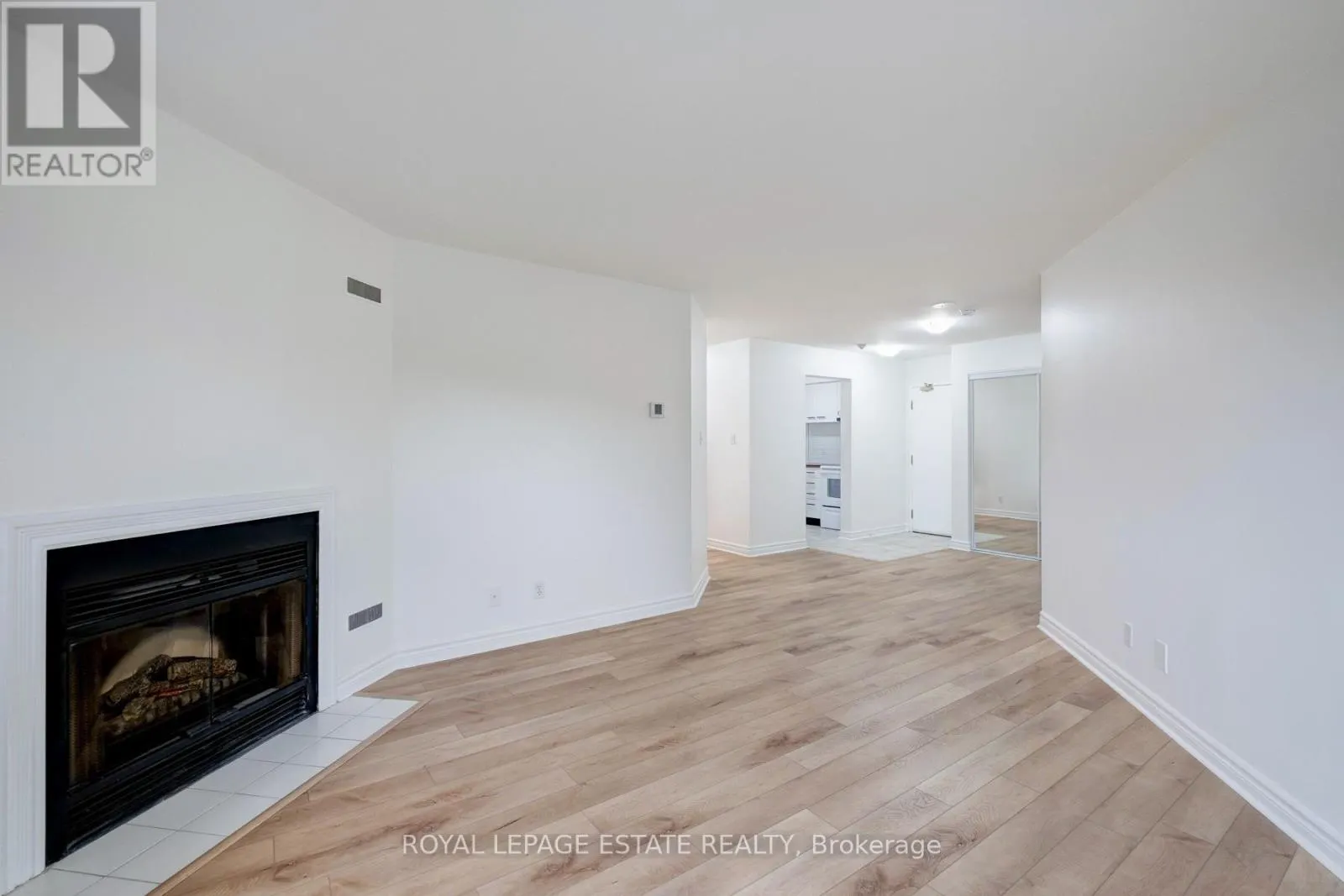 414 - 195 LAKE DRIVEWAY W